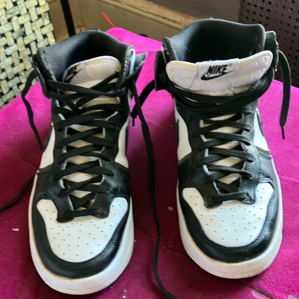 COPY - Like new very clean Nike, black and white sneakers